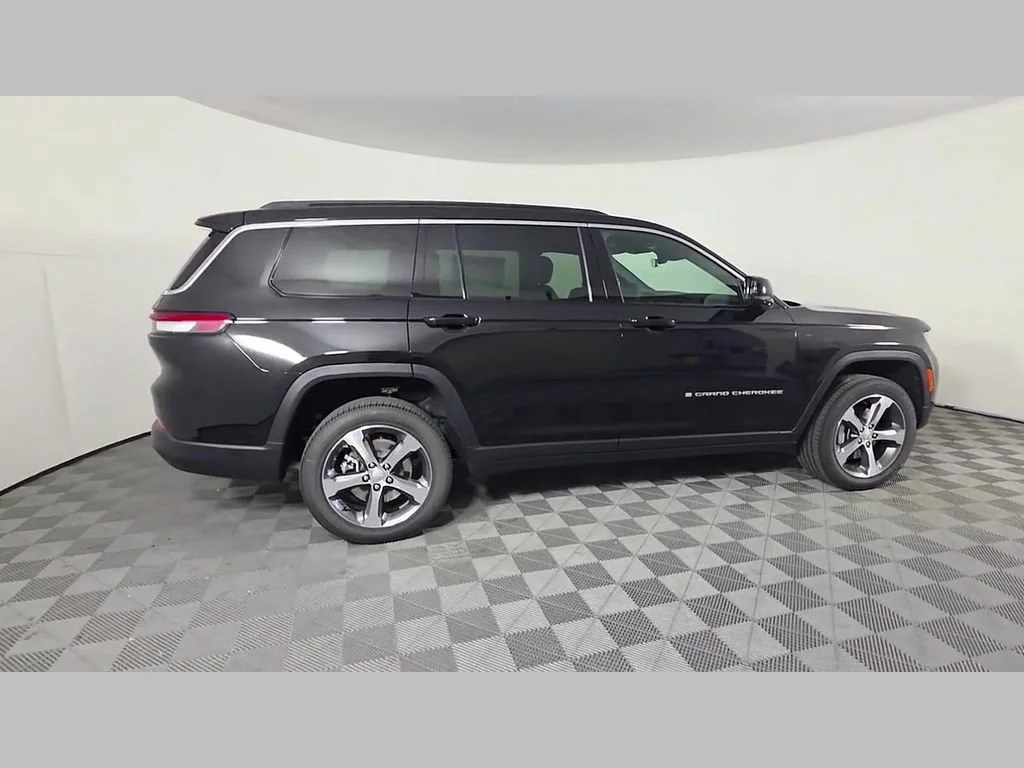New 2026 Diamond Black Crystal Pearl-Coat Exterior Paint Jeep Limited image 23