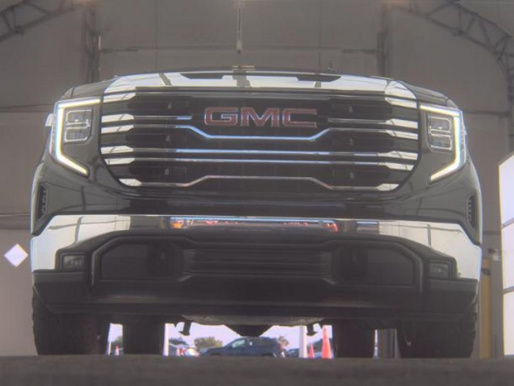 Used 2023 Black GMC SLT image 3