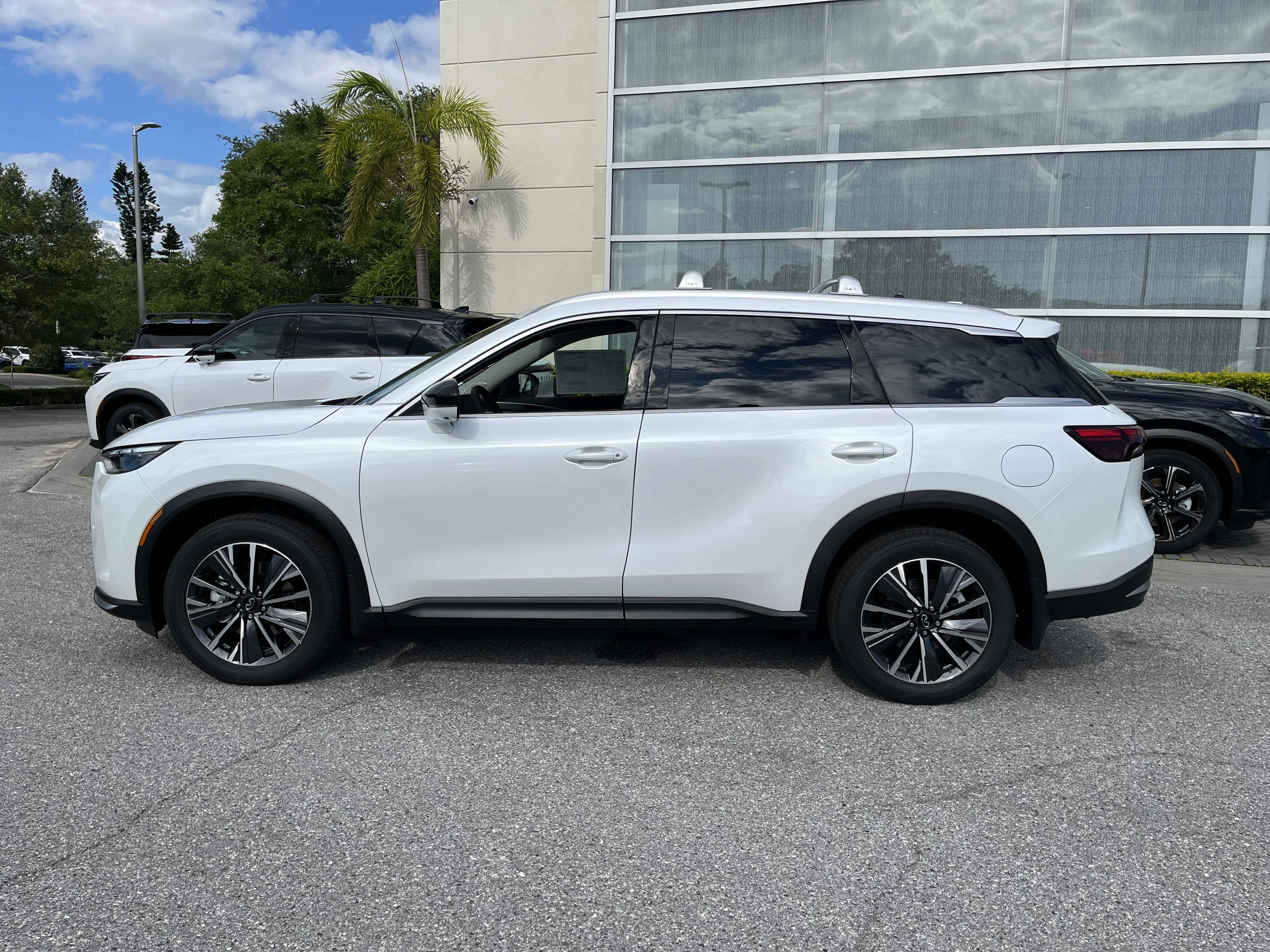 New 2027 Radiant White INFINITI LUXE image 2