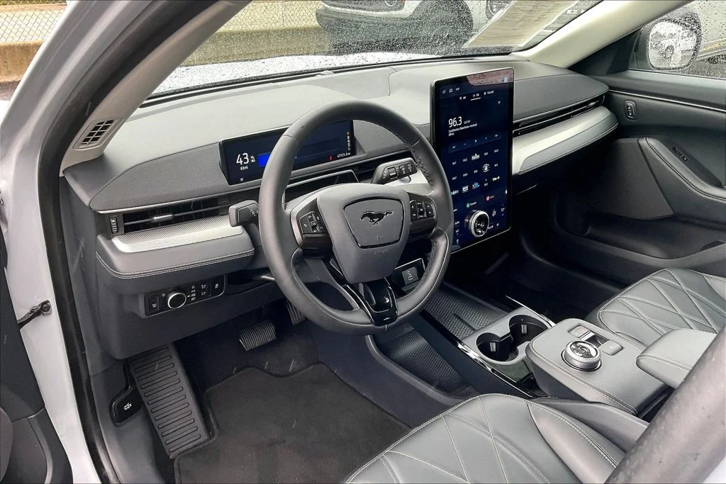 Used 2023 White Ford Select image 13
