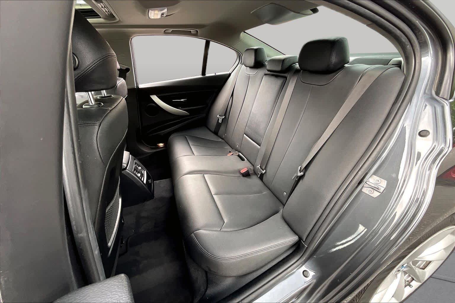 Used 2018 Mineral Gray Metallic BMW 320i xDrive image 21