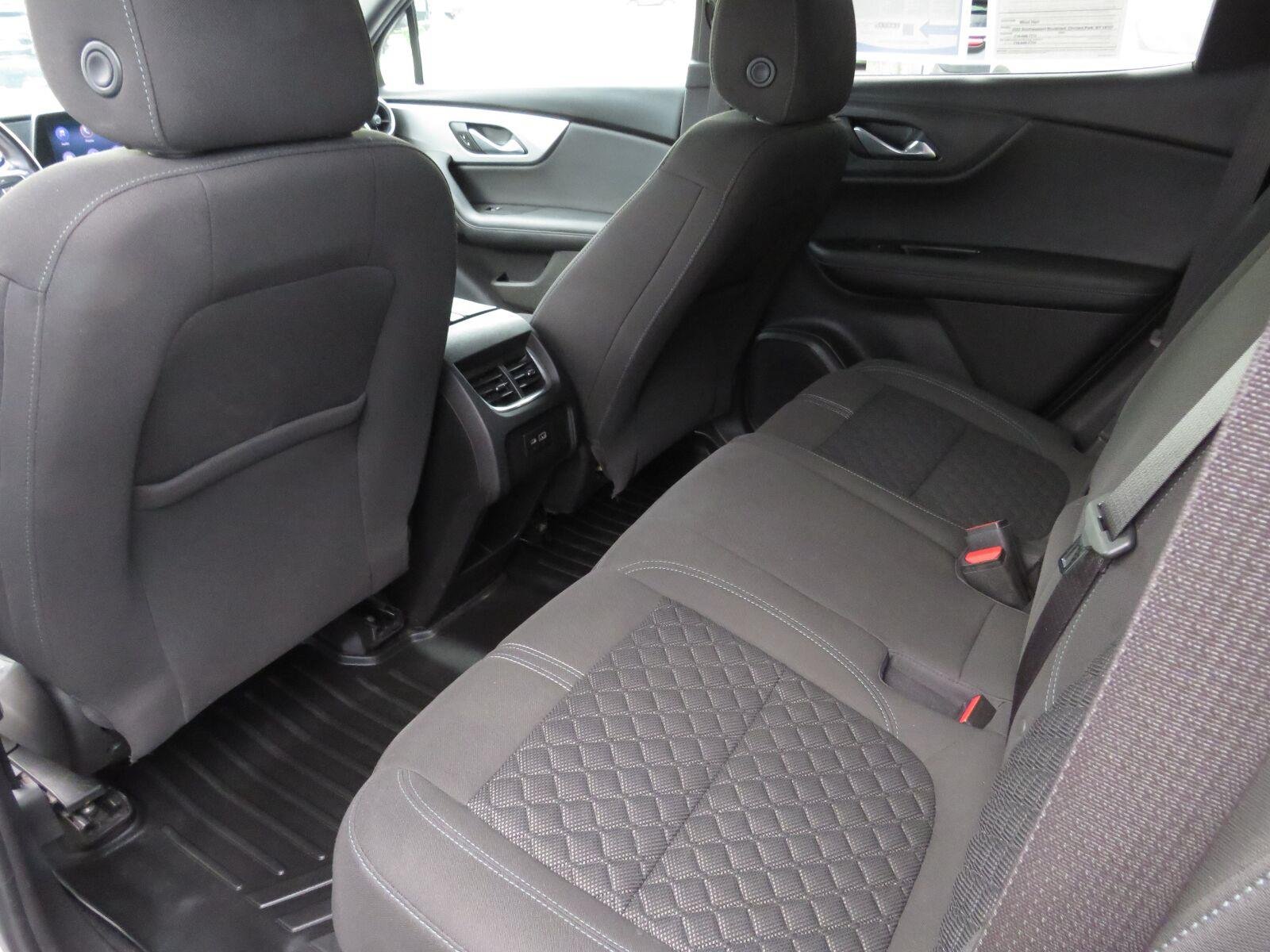 Used 2019 Summit White Chevrolet  image 18