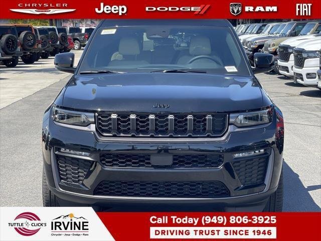 New 2026 Diamond Black Crystal Pearl-Coat Exterior Paint Jeep Limited image 3