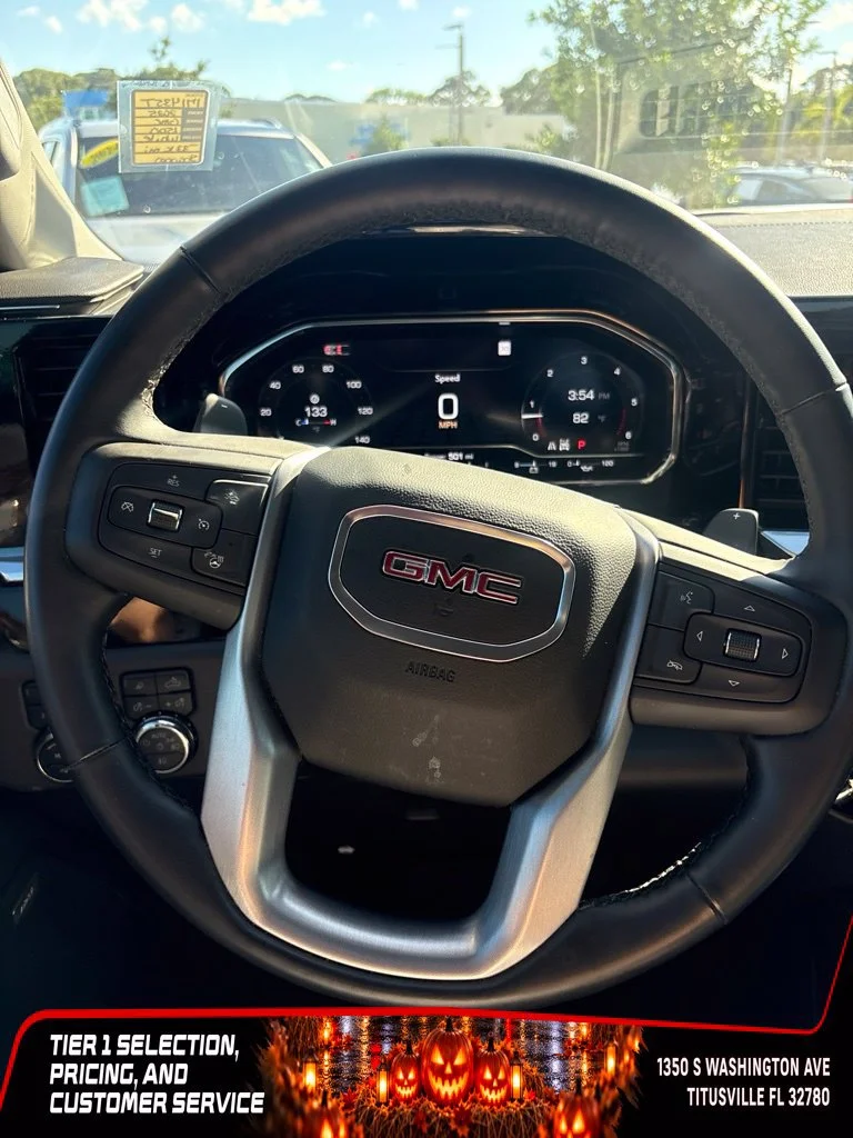 Used 2025 Summit White GMC Elevation image 12