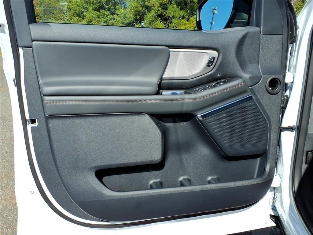 New 2025 Oxford White Ford Active image 4