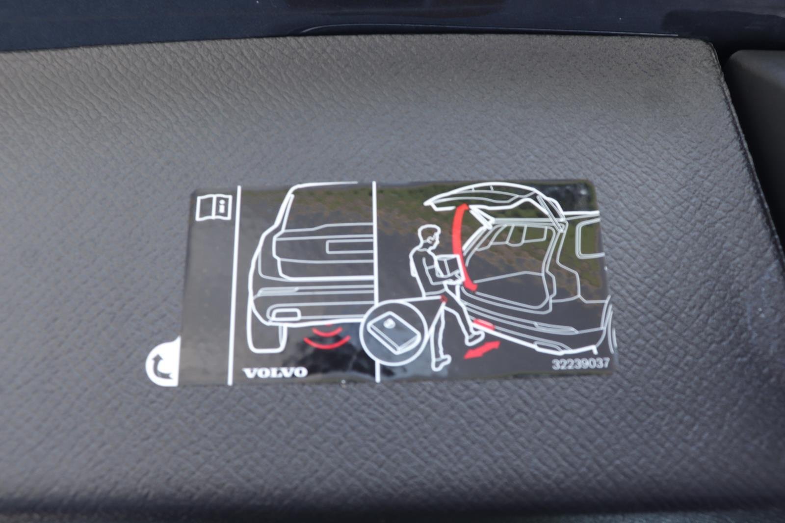 Used 2022 Savile Grey Metallic Volvo Momentum image 18