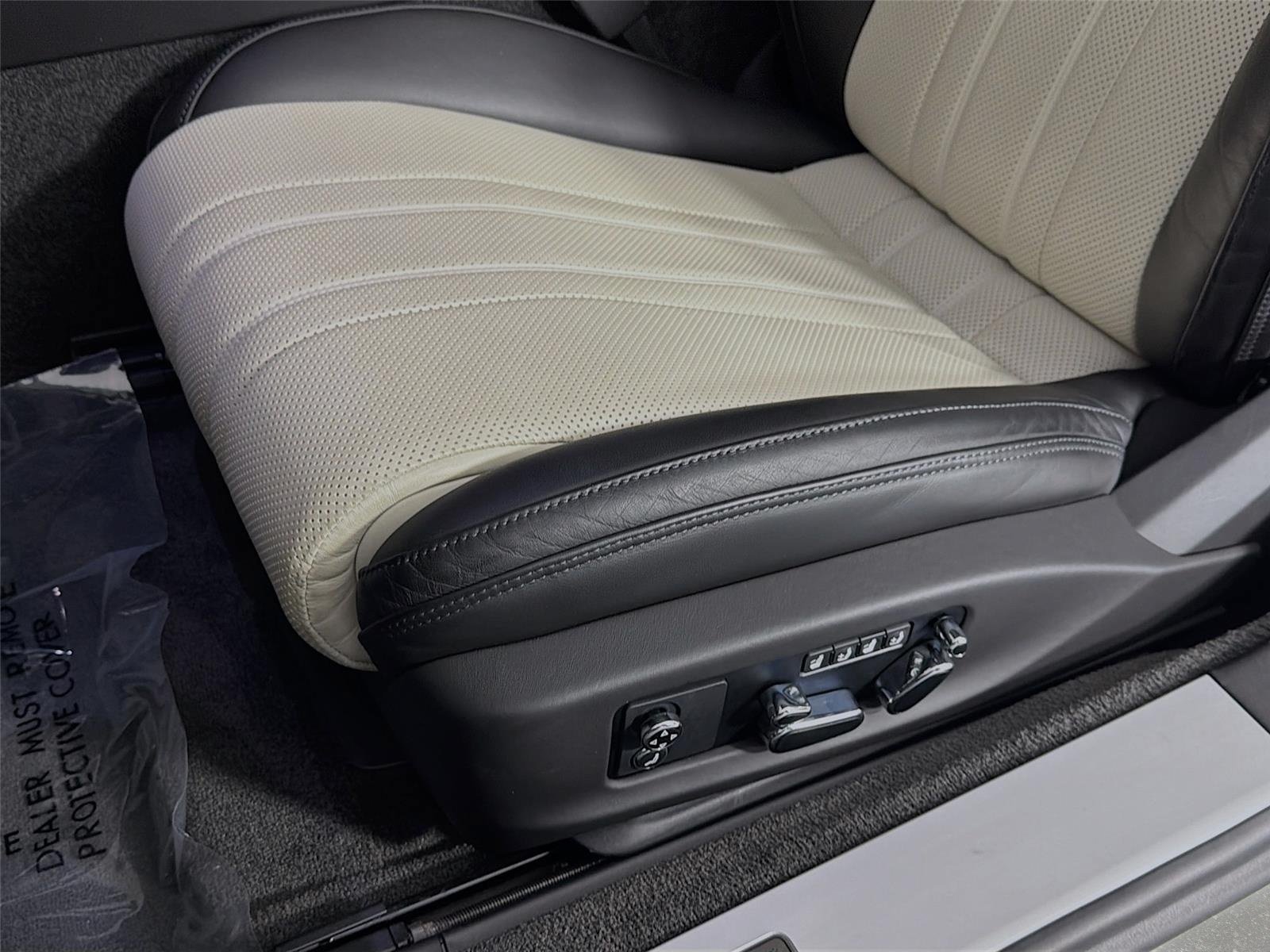 Used 2022 White Bentley V8 image 21