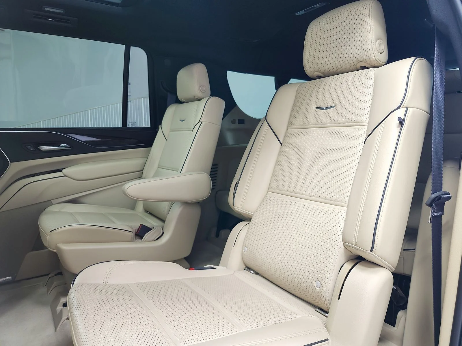 Used 2021 White Cadillac Premium image 11