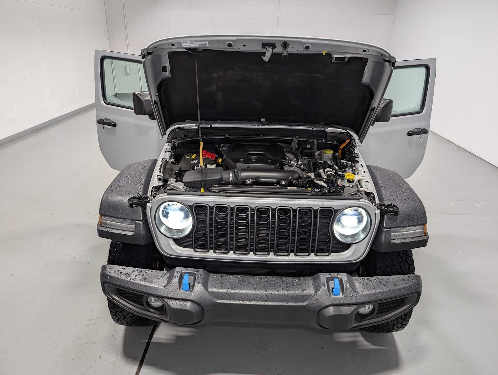 Used 2024 Silver Zynith Clearcoat Jeep Rubicon image 16