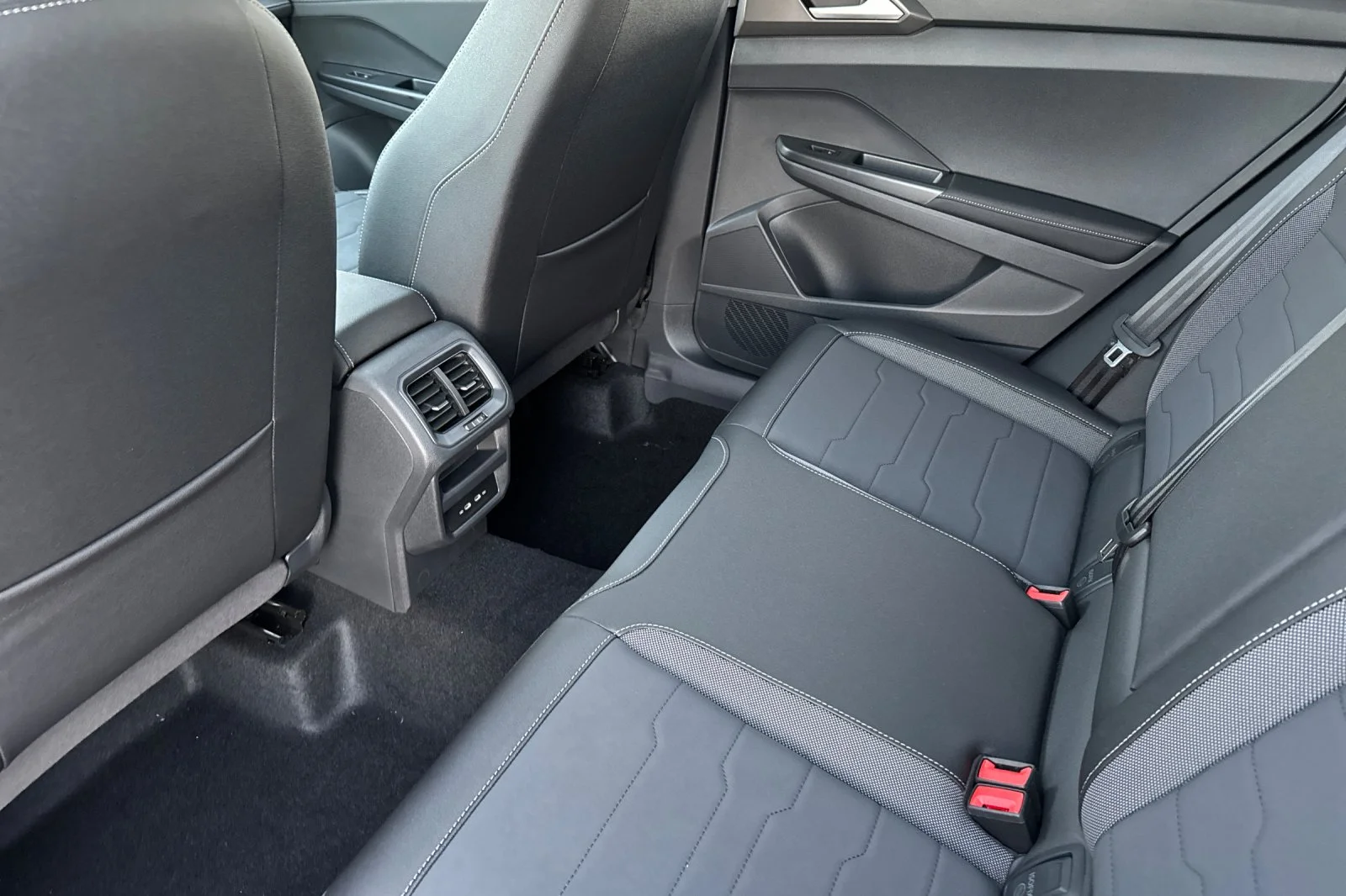 2026 Volkswagen Taos SE Black - Photo 12