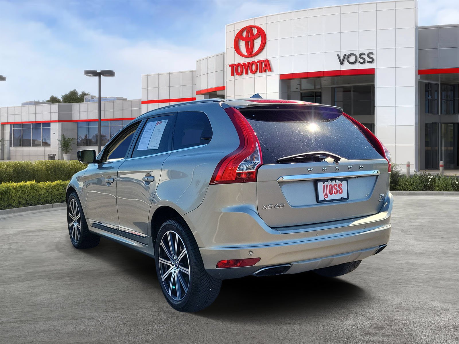 2016 Volvo XC60 T5 Platinum, photo 2 of 12