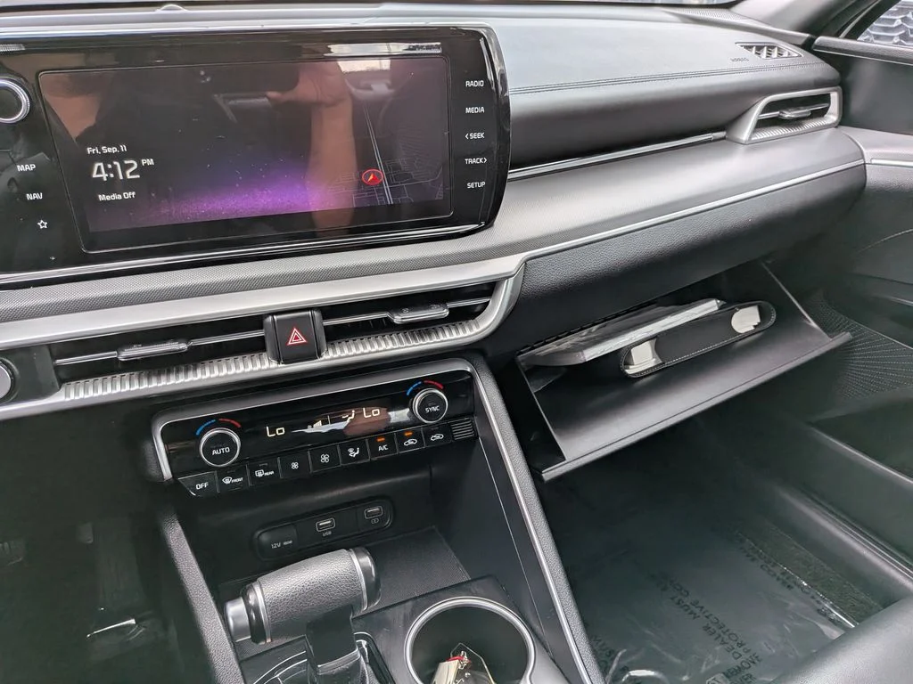 Used 2023 White Pearl Kia GT-Line image 17