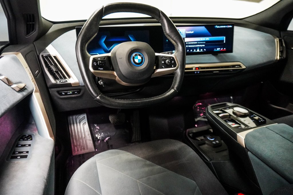 Used 2024 White BMW xDrive50 image 11