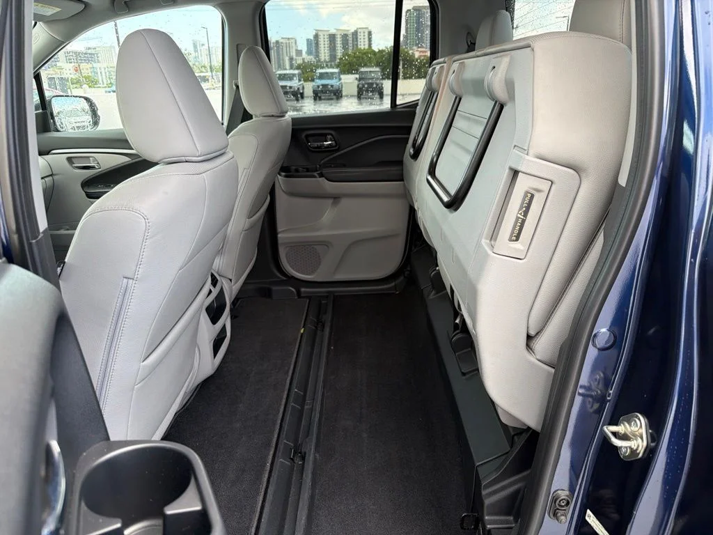 Used 2017 Obsidian Blue Pearl Honda RTL image 2