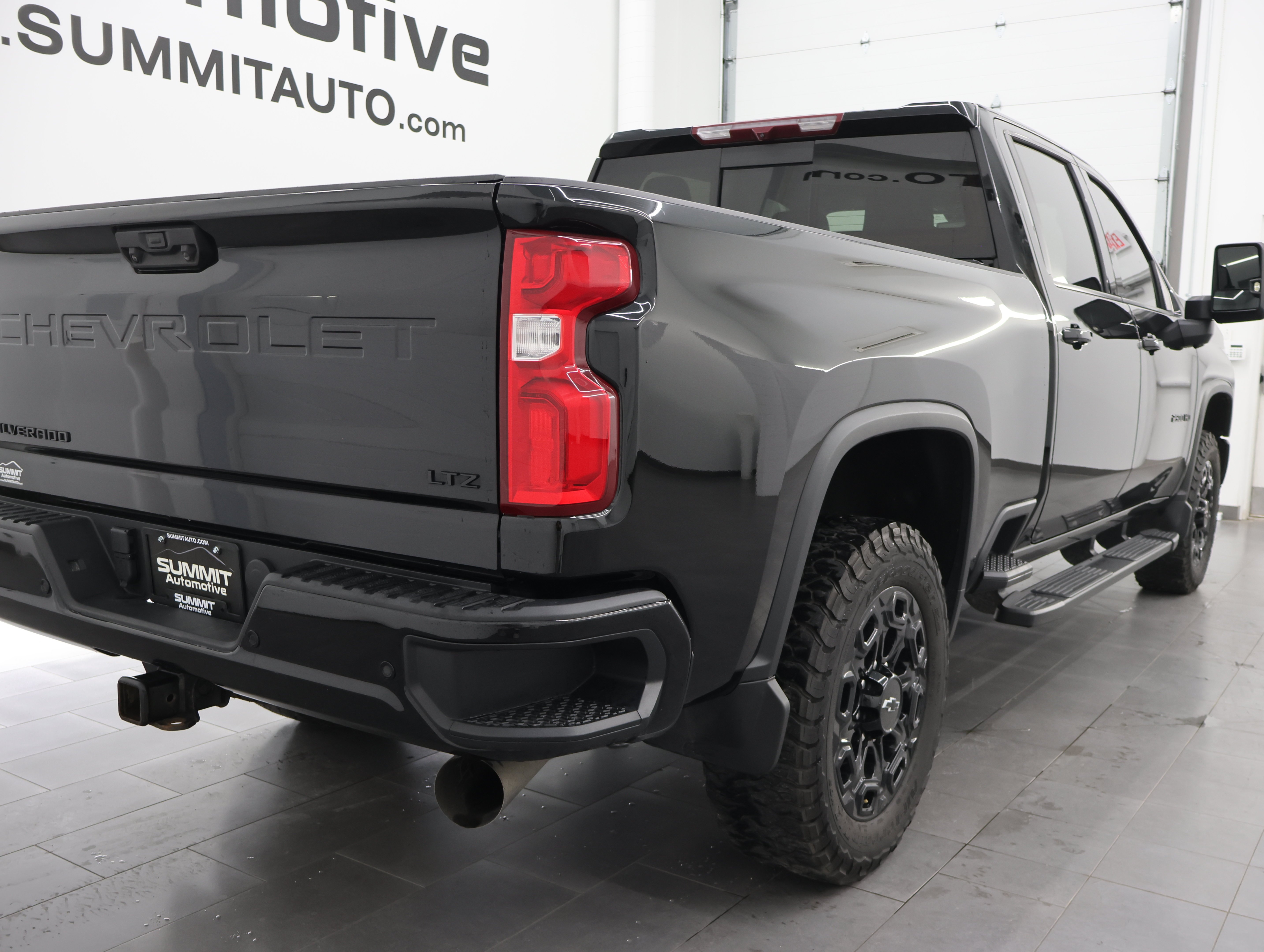 Used 2024 Black Chevrolet 4x4 Crew Cab LTZ Z71: CREW-SHORT-LTZ-MIDNIGHT-CONVENIENCE II-DIESEL-1 OWNER image 4