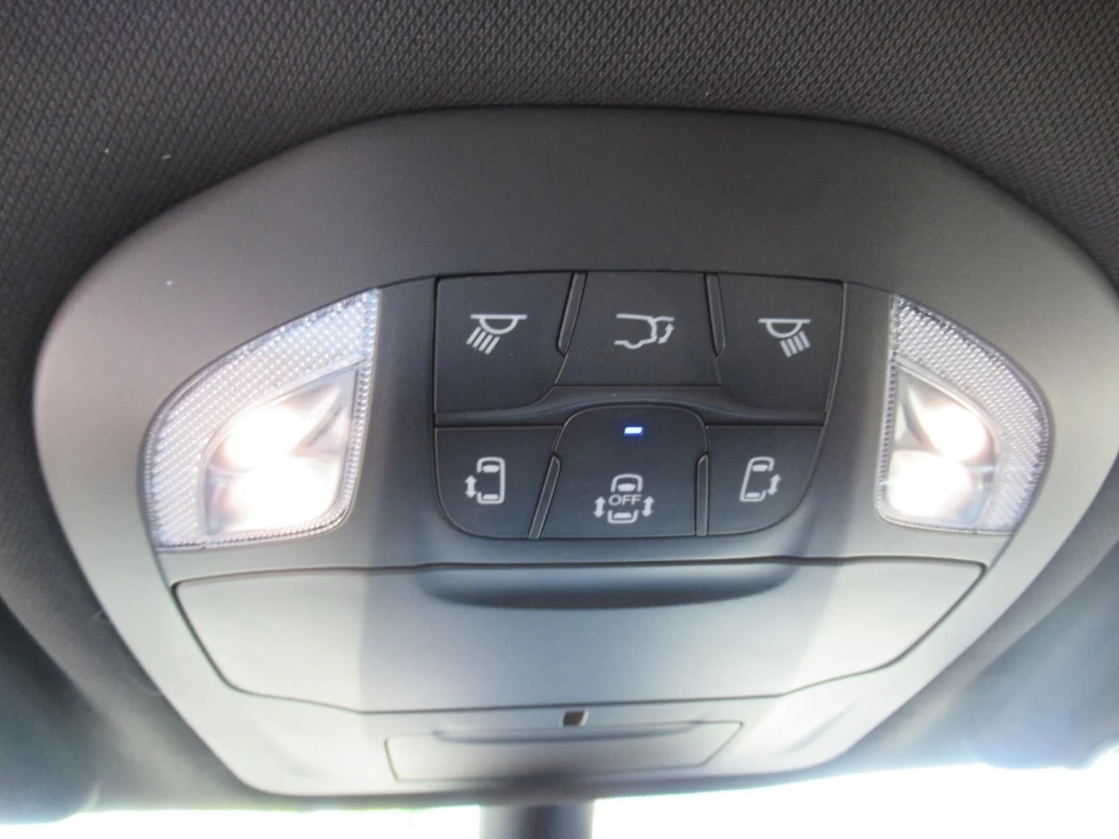 New 2027 Diamond Black Crystal Pearl-Coat Exterior Paint Chrysler Select image 24