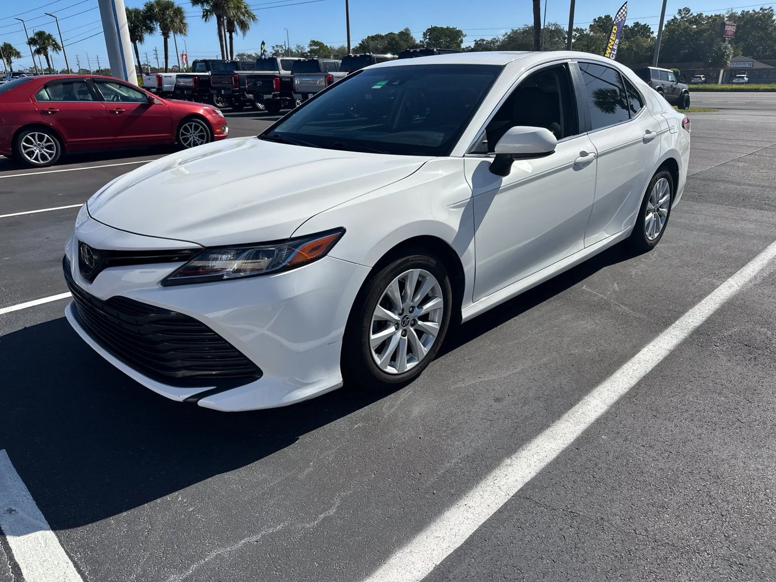 Used 2018 White Toyota LE image 3