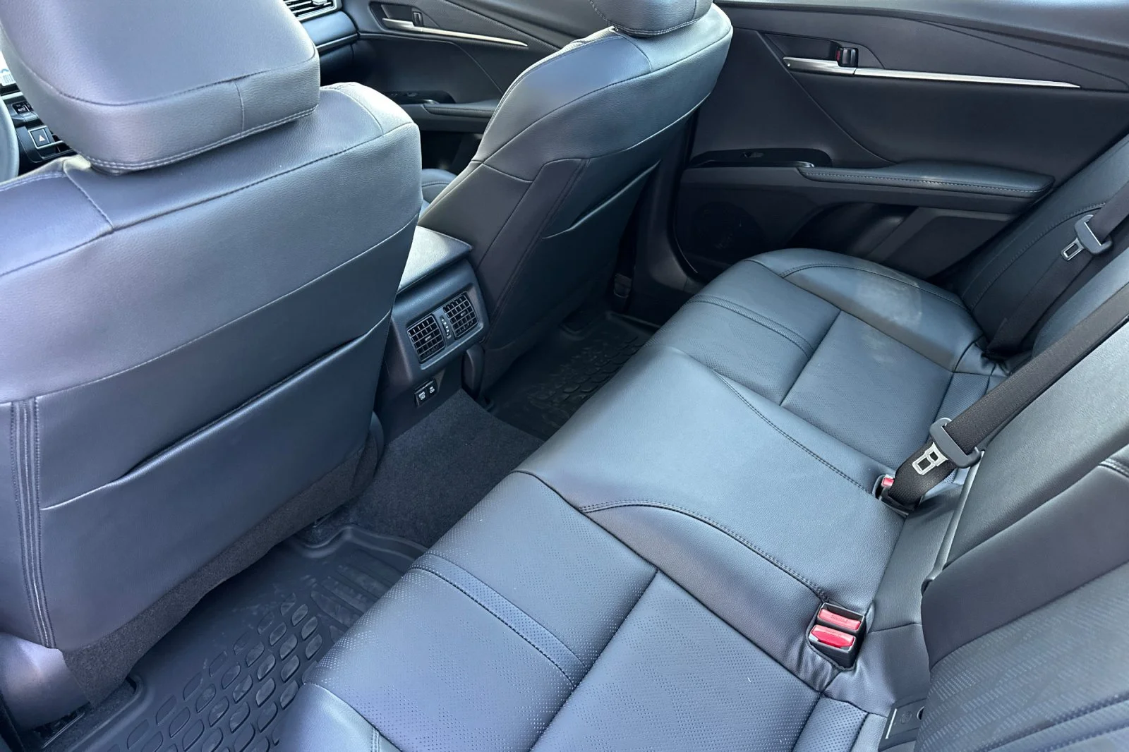 New 2026 Ocean Gem with Midnight Black Metallic roof Toyota XSE image 12