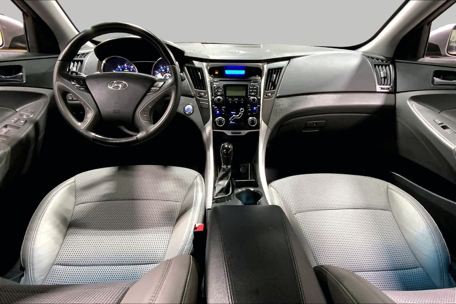 Used 2011 Harbor Gray Metallic Hyundai SE image 15