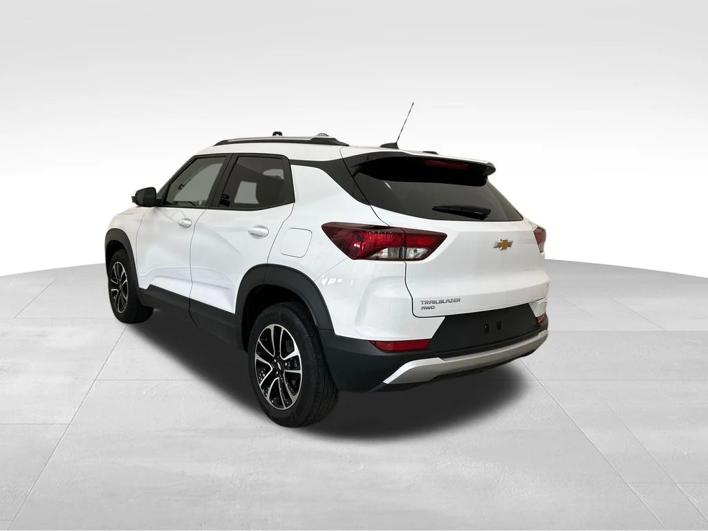 Used 2025 White Chevrolet LT image 3