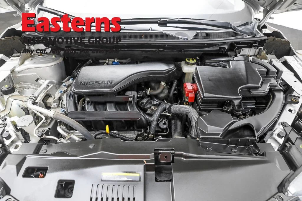 Used 2022 Silver Nissan SL image 7