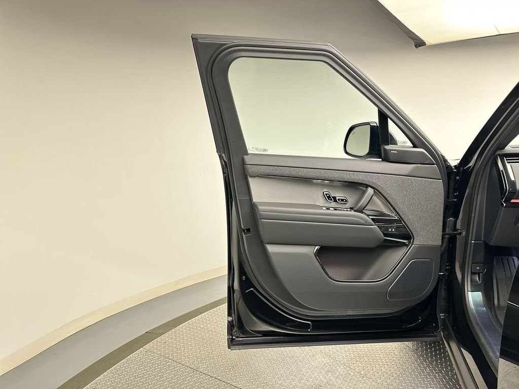 Used 2024 Santorini Black Metallic Land Rover SE image 13