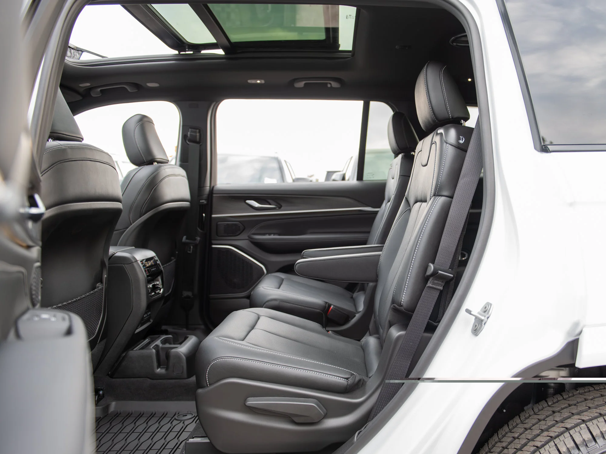 New 2026 White Jeep Limited Reserve* 4x4, Night Vision, Head-Up Display, Trailer Tow Package image 28