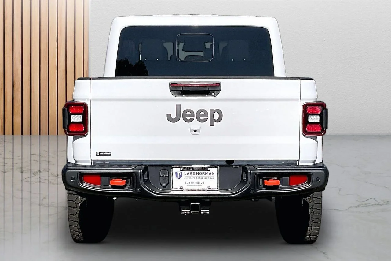 New 2026 Bright White Clear-Coat Exterior Paint Jeep Mojave X image 8
