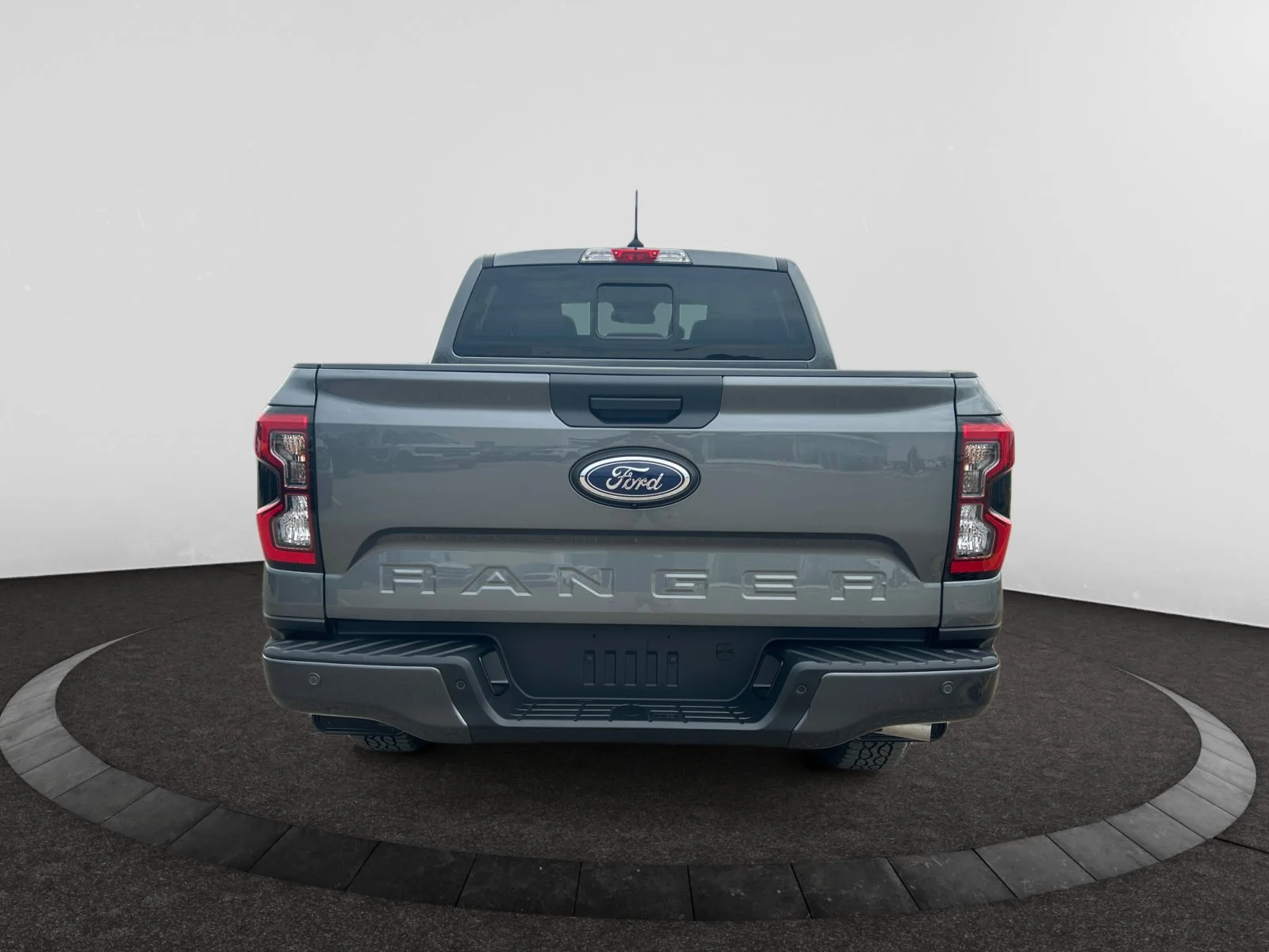 New 2026 Carbonized Grey Metallic Ford XLT image 4