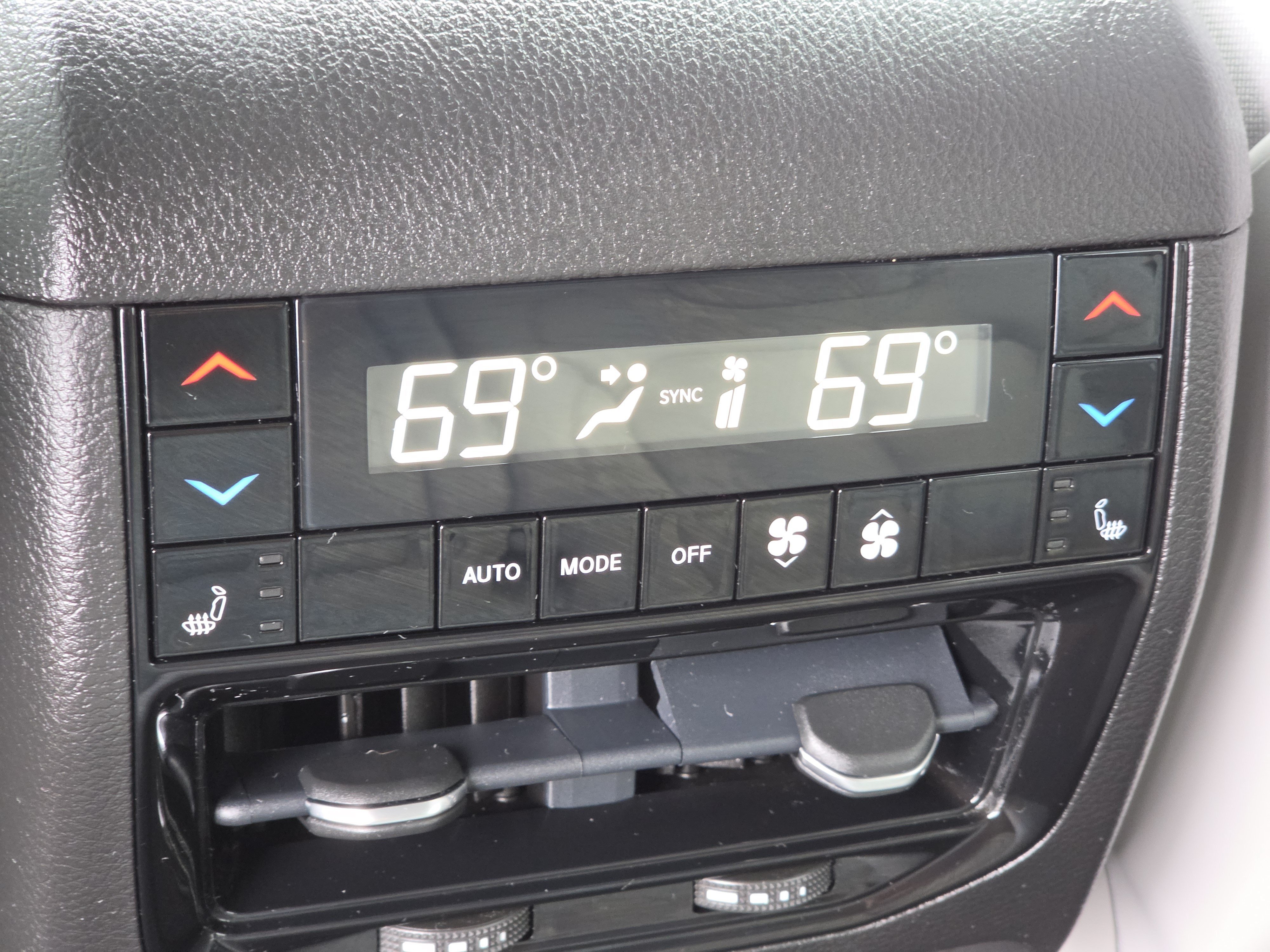 Used 2022 Diamond Black Crystal Pearlcoat Jeep Overland image 14