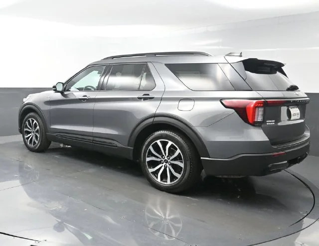 Used 2025 Gray Ford ST-Line image 5
