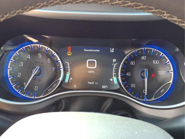 Used 2025  Chrysler Select image 14