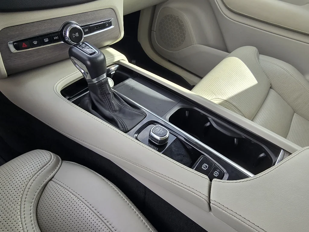 Used 2022 Pine Grey Metallic Volvo Inscription image 21