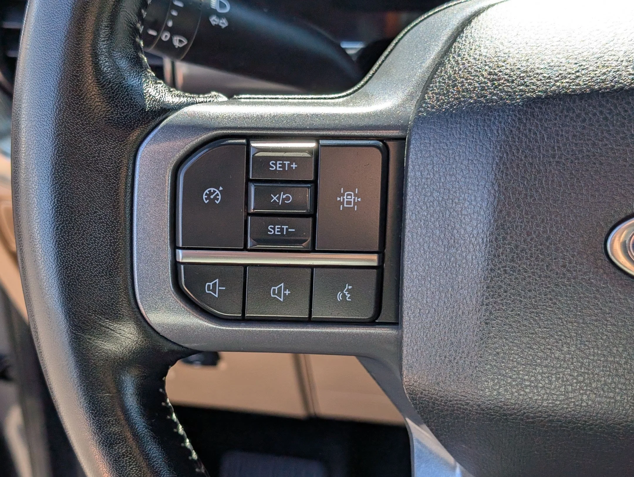 Used 2023 Gray Metallic Ford LARIAT image 17