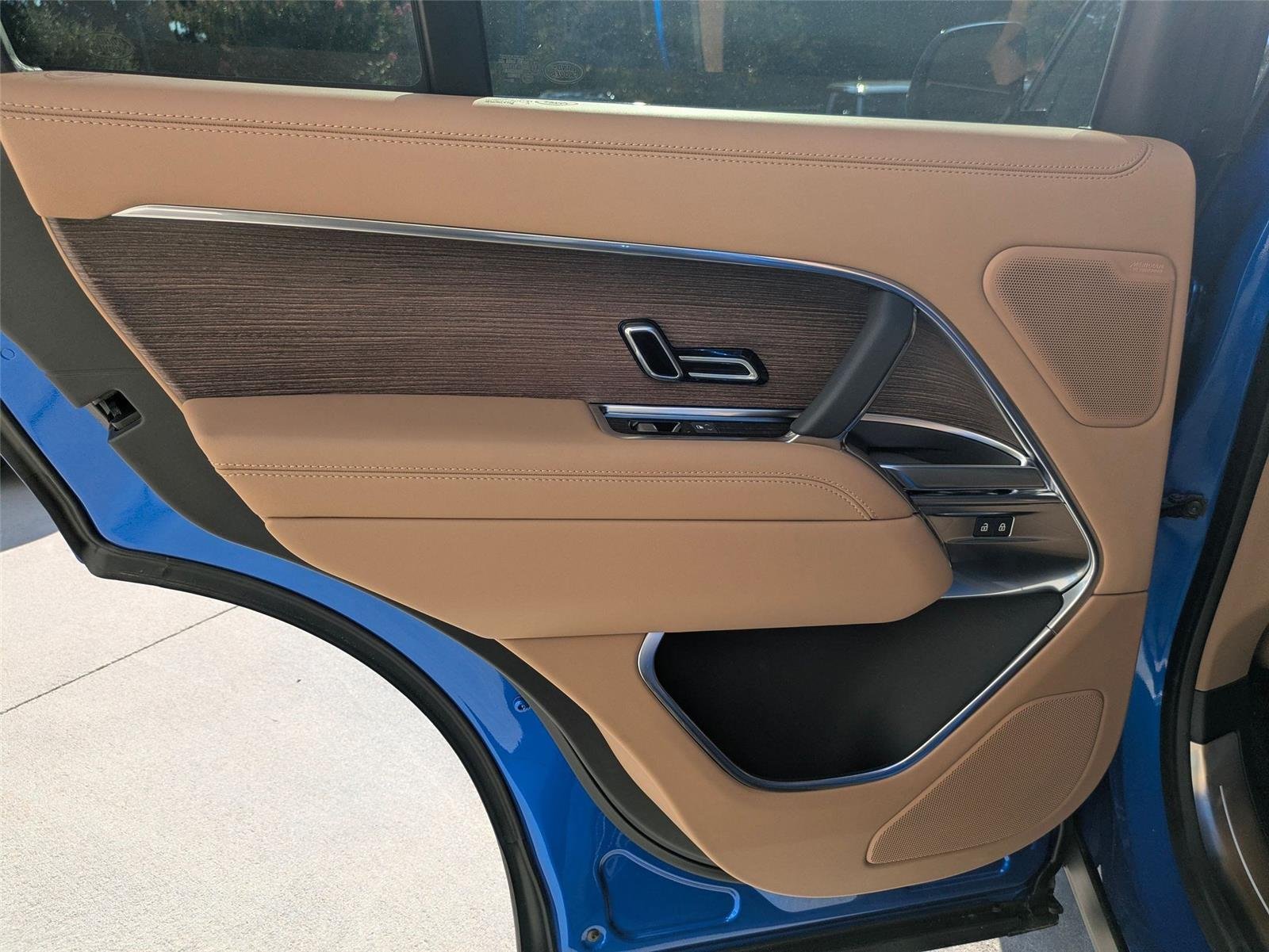 New 2026 Velocity Blue Land Rover SE image 25