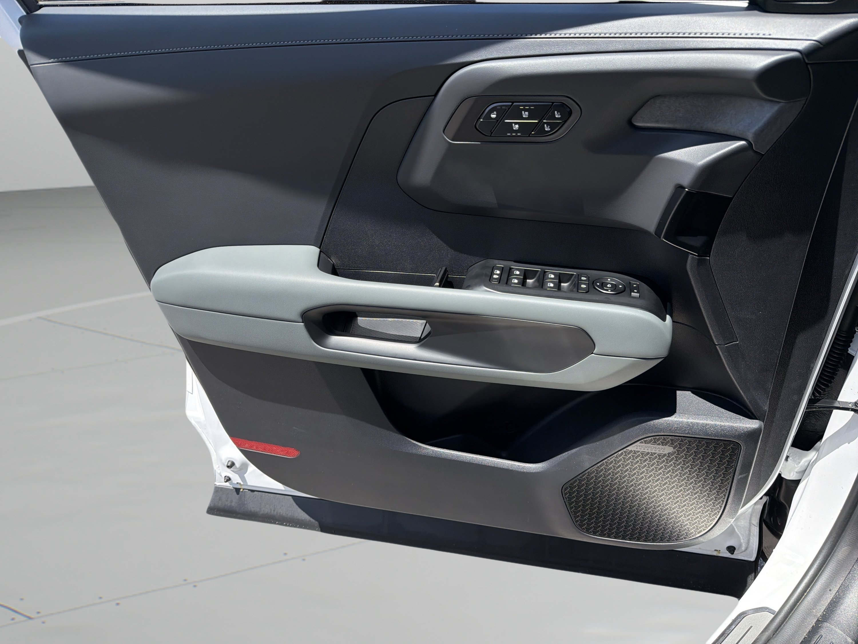 New 2027 Glacial White Pearl Kia X-LINE SX image 17