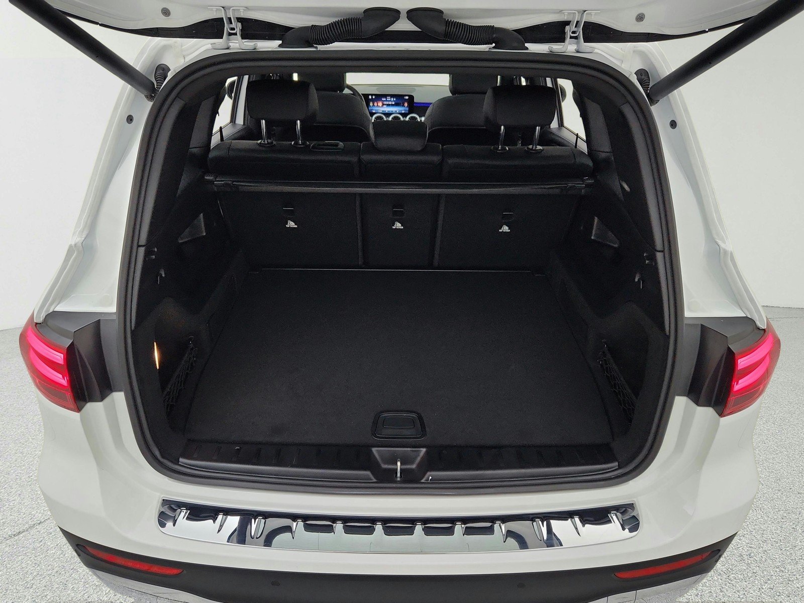 Certified Used 2026 Polar White Mercedes-Benz GLB 250 image 28