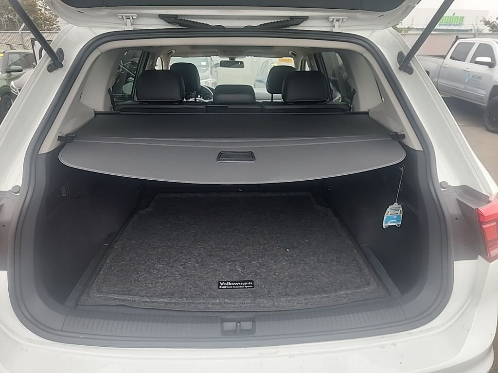 Used 2018 White Volkswagen 2.0T SE image 18