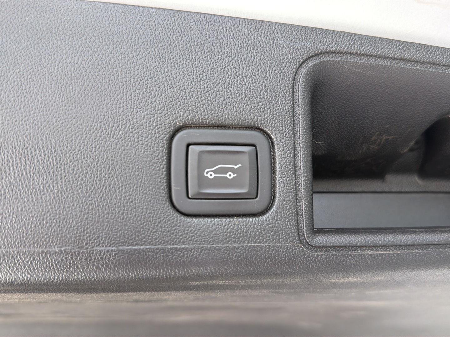 Used 2024 White Frost Tricoat GMC Denali image 37