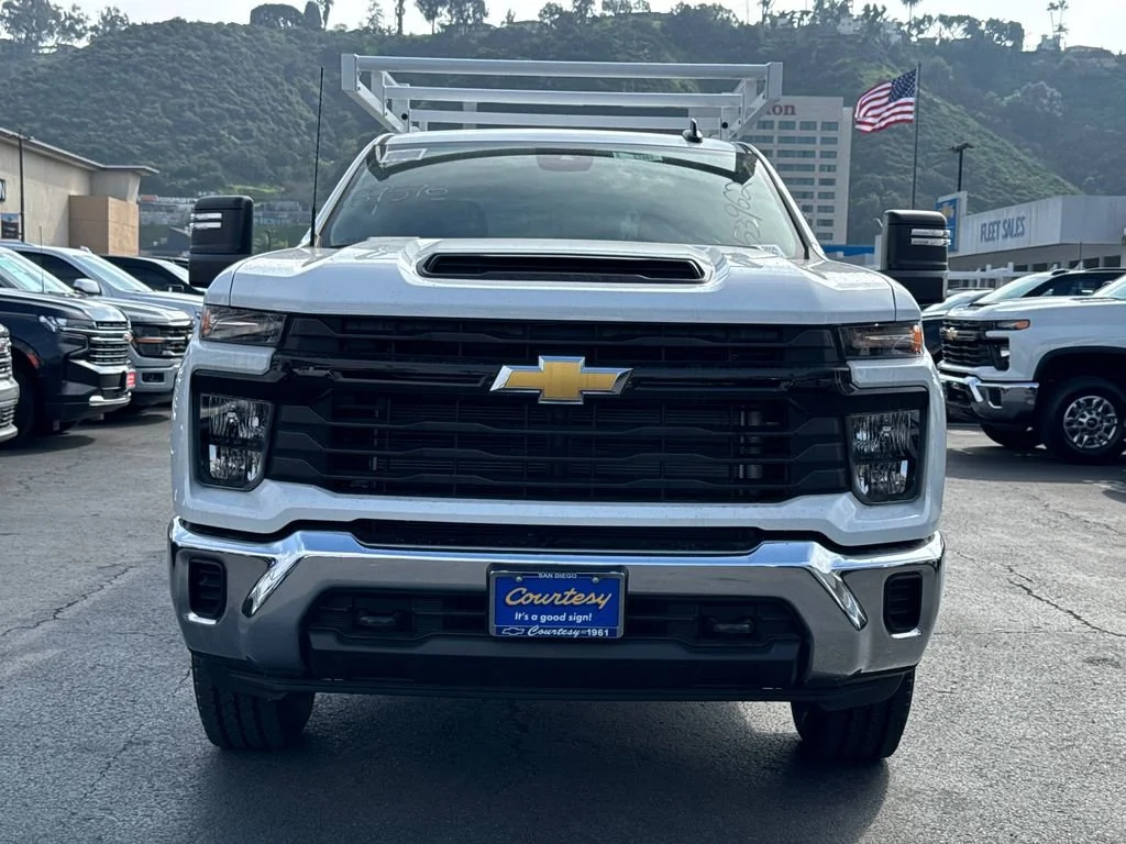 New 2026 Summit White Chevrolet WT image 4