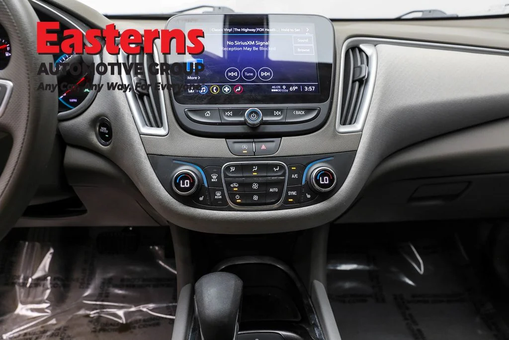 Used 2022 White Chevrolet LT image 12