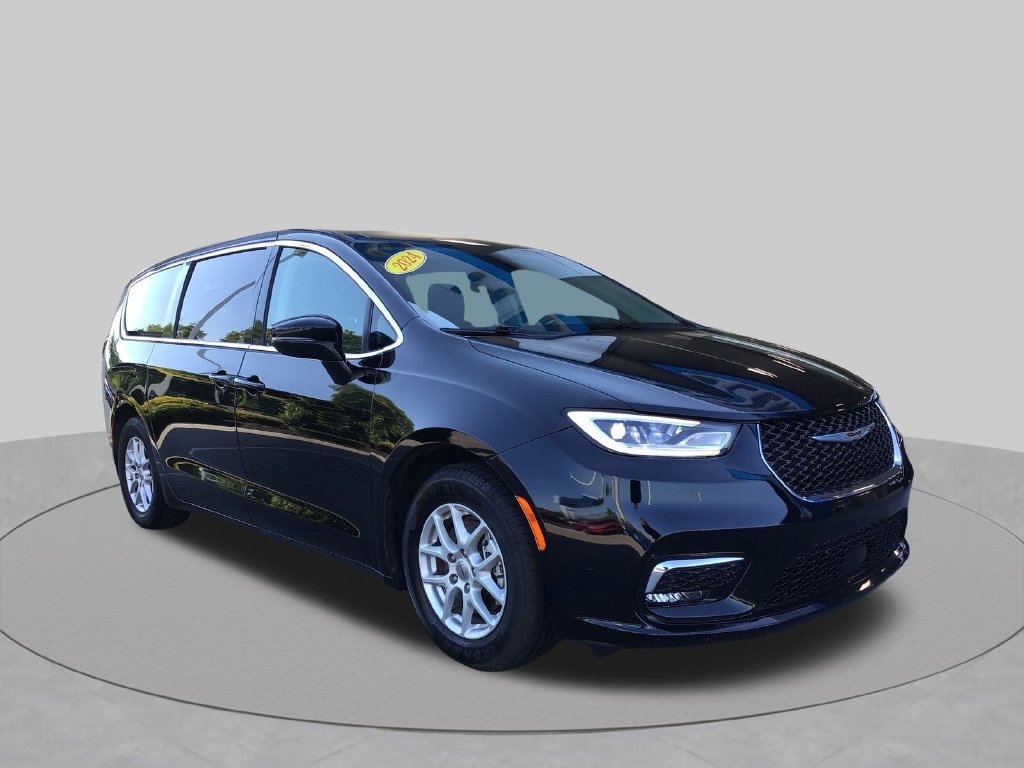 Used 2024 Black Chrysler Touring L image 4