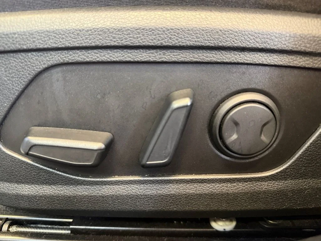 Used 2025 White Hyundai SEL image 30
