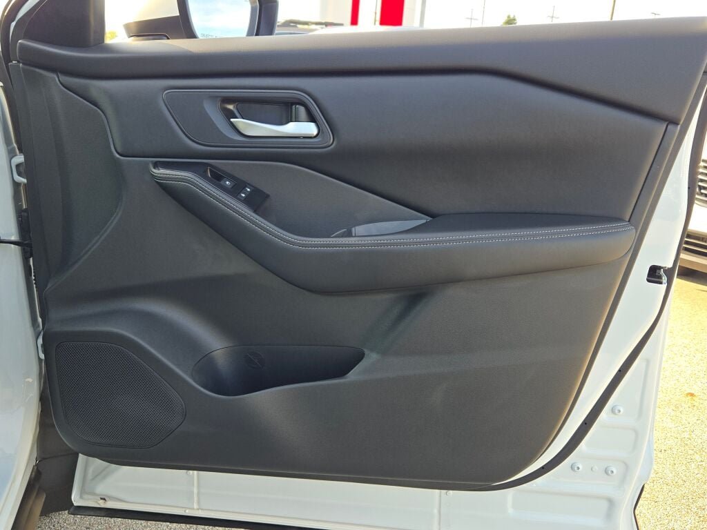2025 Nissan Rogue SV - Photo 7