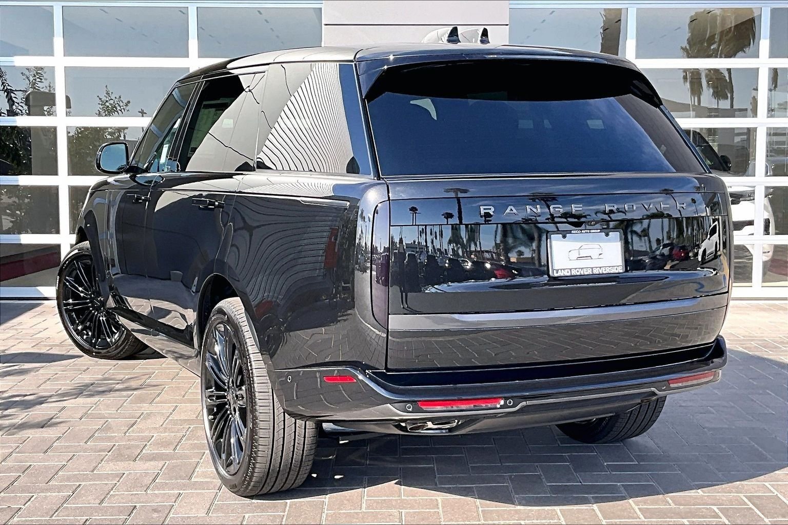 New 2026 Santorini Black Land Rover SE image 3