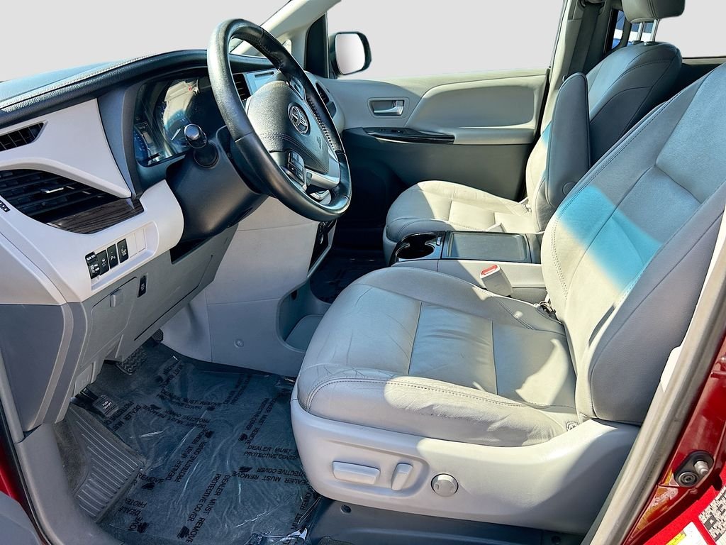 Used 2015 Salsa Red Pearl Toyota XLE image 21