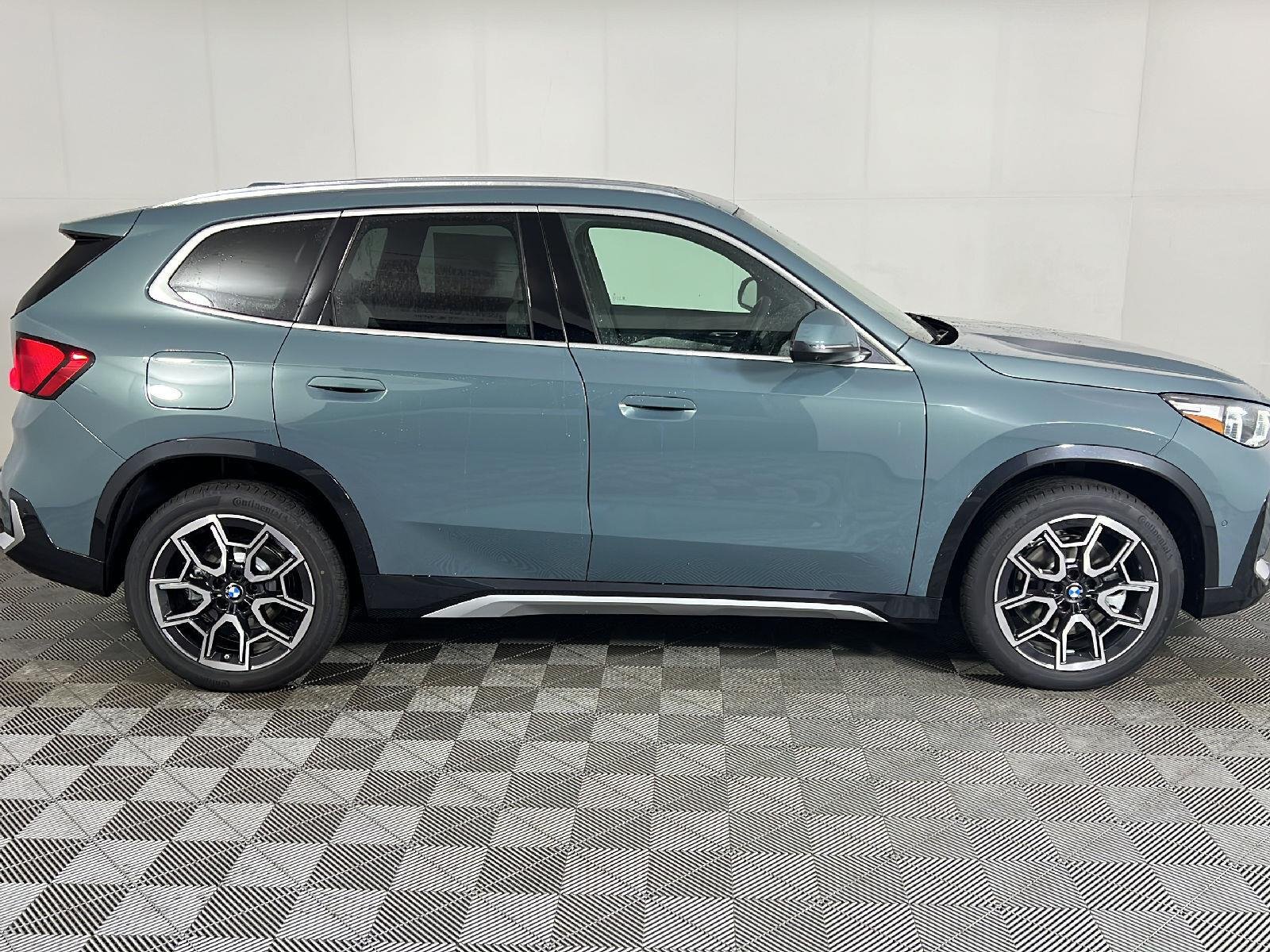 New 2027 Cape York Green Metallic BMW xDrive28i image 6