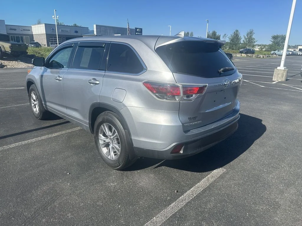 Used 2016 Silver Toyota LE V6 image 6