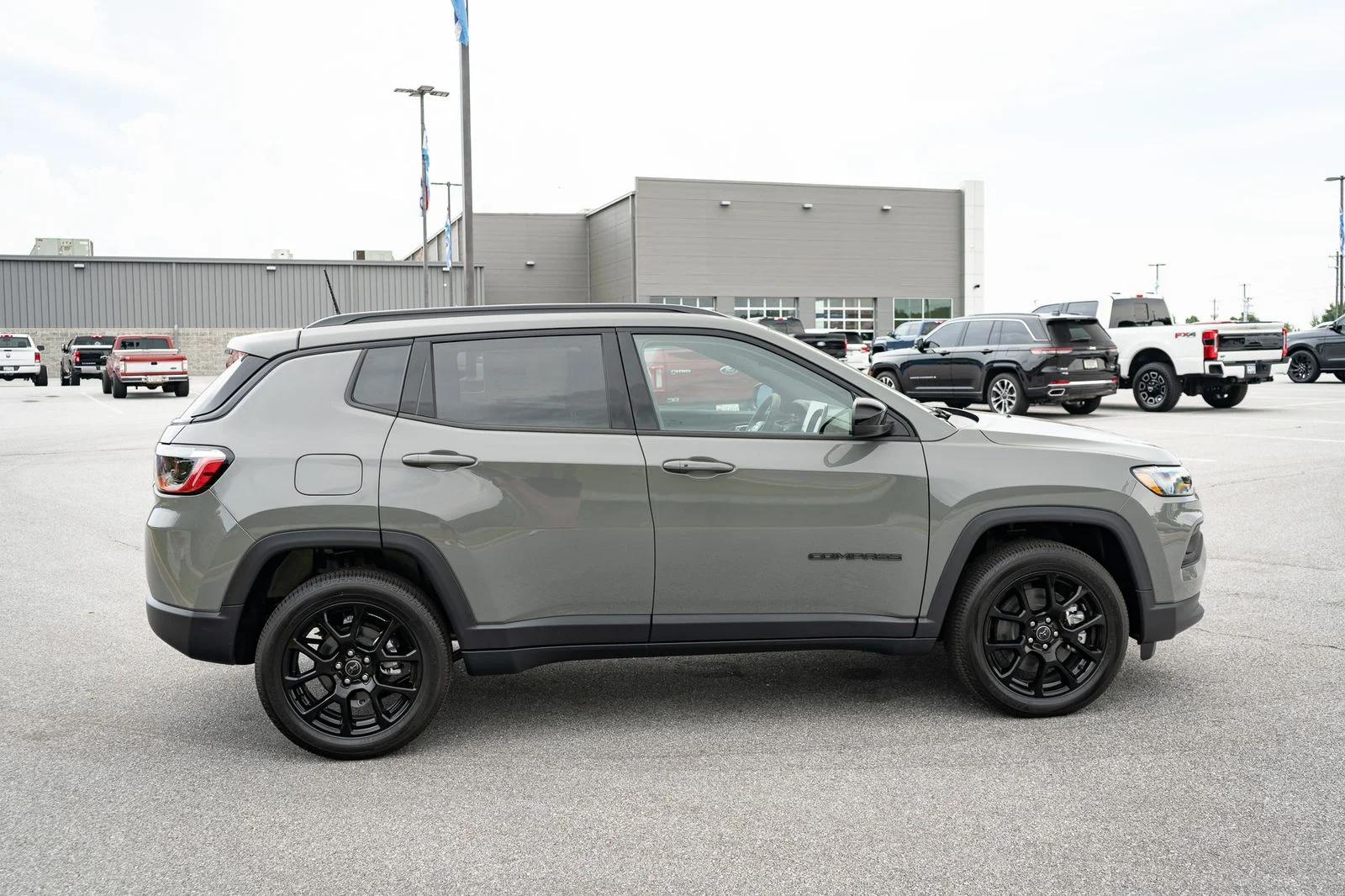 New 2026 Sting-Gray Clear-Coat Exterior Paint Jeep Latitude image 11