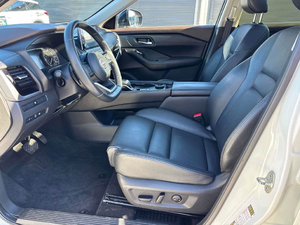Used 2023 White Nissan SL image 11